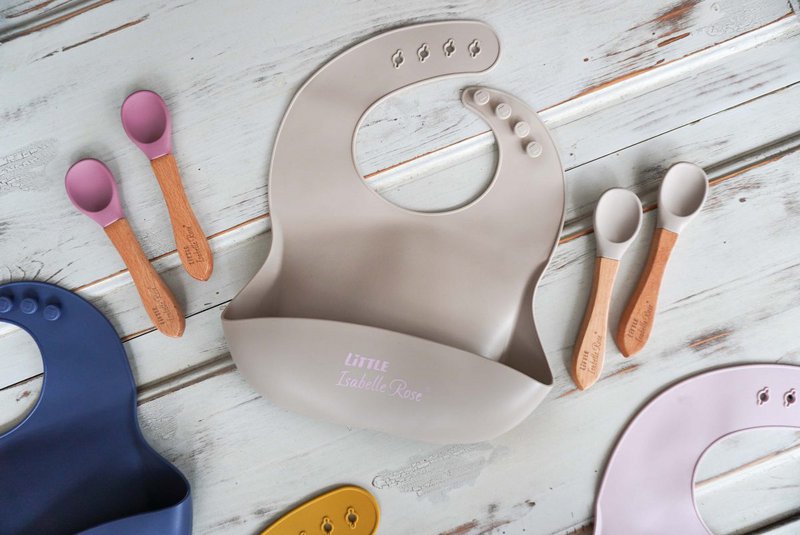 Bavoir en silicone beige 30x23 cm Petite Isabelle Rose