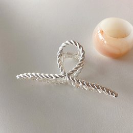 Minimalistische Haarspange mit verdrehter Linie und großer Kralle
