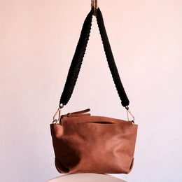 Borsa a tracolla in pelle cognac con tracolla in macramè nero