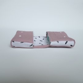 Pokrowiec na pieluchy Wafel Stary Róż / Pióra Czarno-Biały