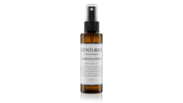 Cleaning spray with melon scent, includes microfiber cloth and storage bag. Suitable for use on smartphones and other electronic devices.