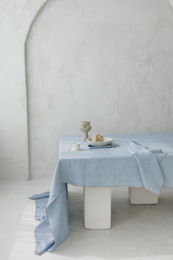 Linned dug med kontrastdetalje Lake Tonic Blue -250x145cm