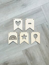 Drewniane flagi literowe [figurki] 5 sztuk