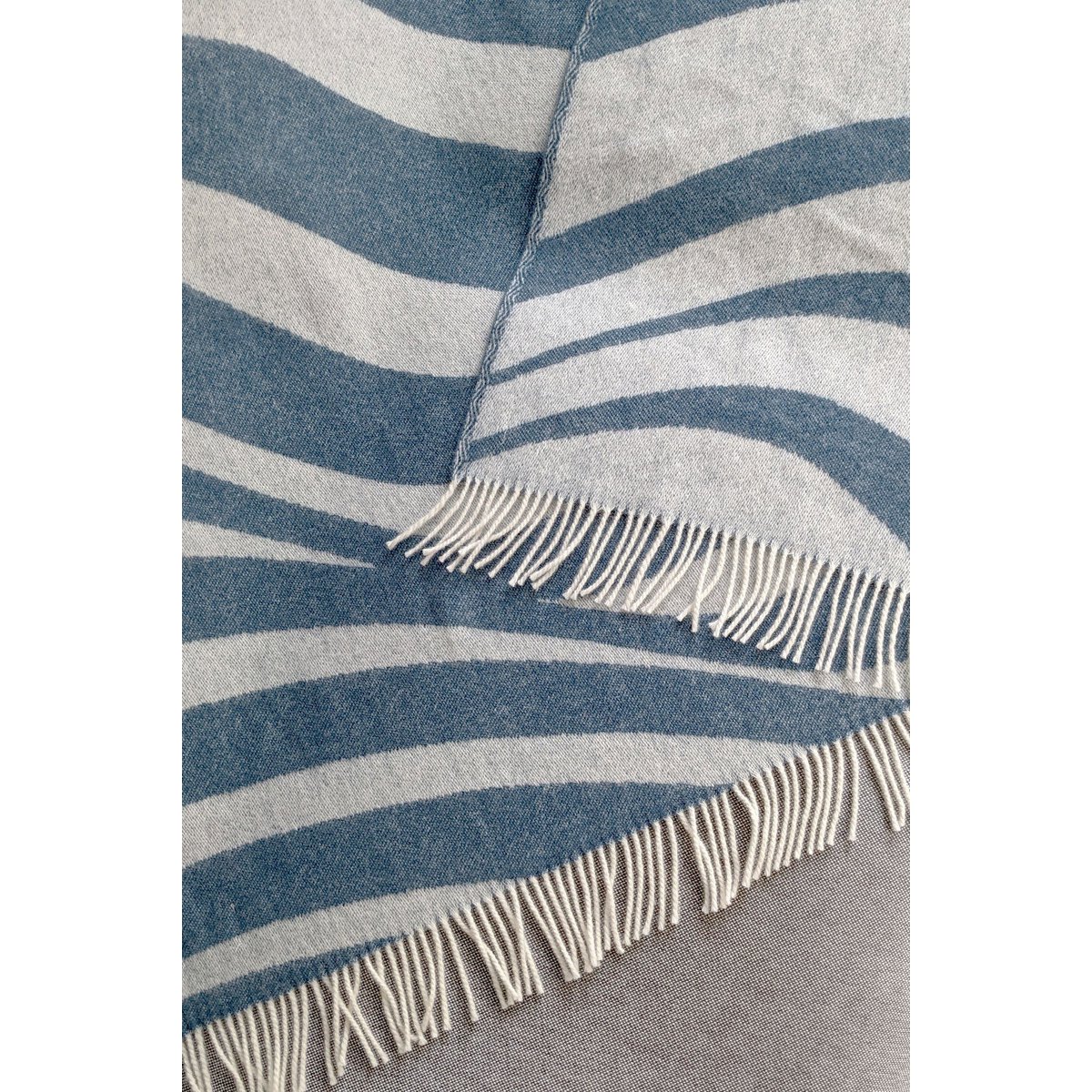 Wool blanket / cuddly blanket bold lake