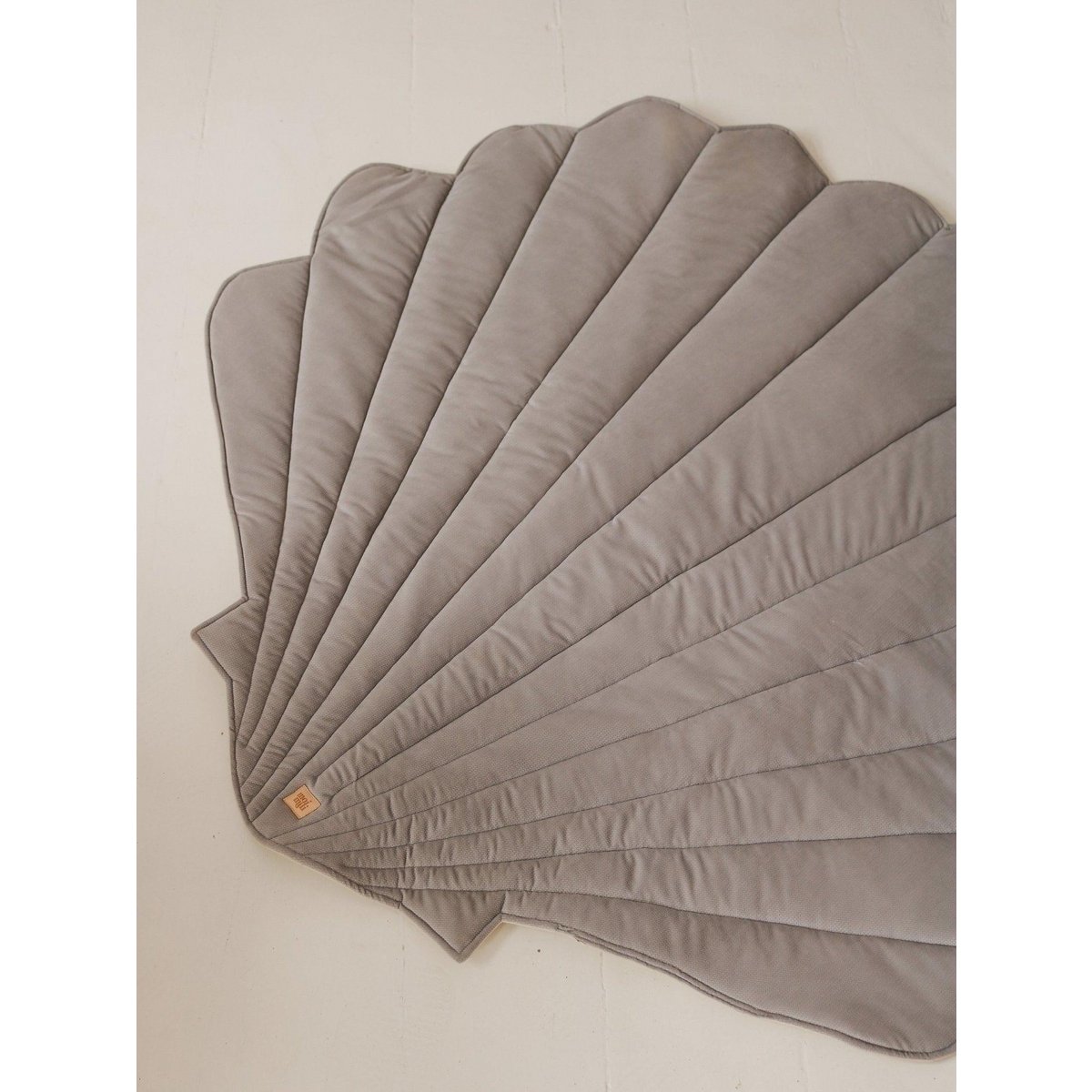 Aksamitna mata muszelkowa „Dove grey”