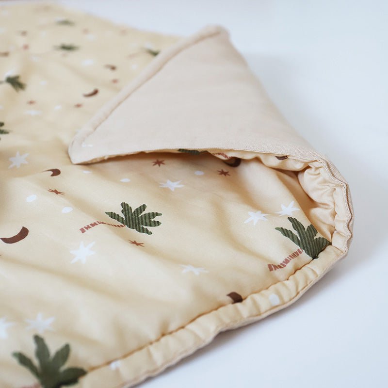 Alfombra de descanso para bebés JAIPURY estampada con pequeñas palmeras.