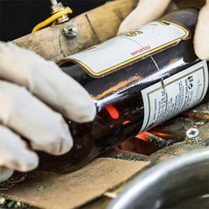 WOO Nachhaltige Duftkerze | Upcycled Bierflasche | Mattbraun | 25 Stunden Brenndauer