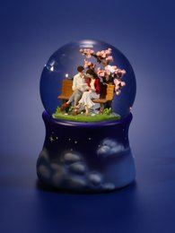 Love Story snekugle – romantisk musikalsk snekugle i glas med sneeffekt og "La Vie en Rose"-melodi