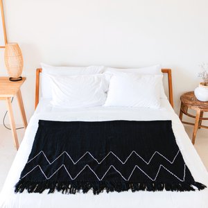 Schwarzer Überwurf handgewebt – Boho-Tagesdecke – kariert mit Fransen und Zickzackmuster – gemütliche Sofadecke – Baumwollüberwurf 140 x 200 cm LINGGAH