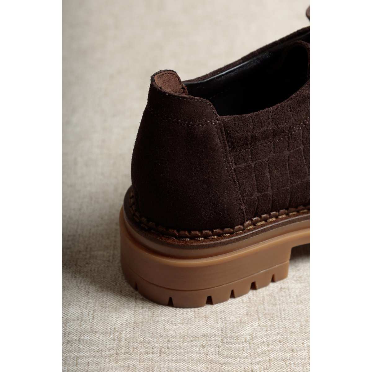 ODDA BEADS CHOCOLADE – Suède Wallabees met veters van harskralen en dikke zool