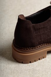 ODDA BEADS CHOCOLADE – Suède Wallabees met veters van harskralen en dikke zool