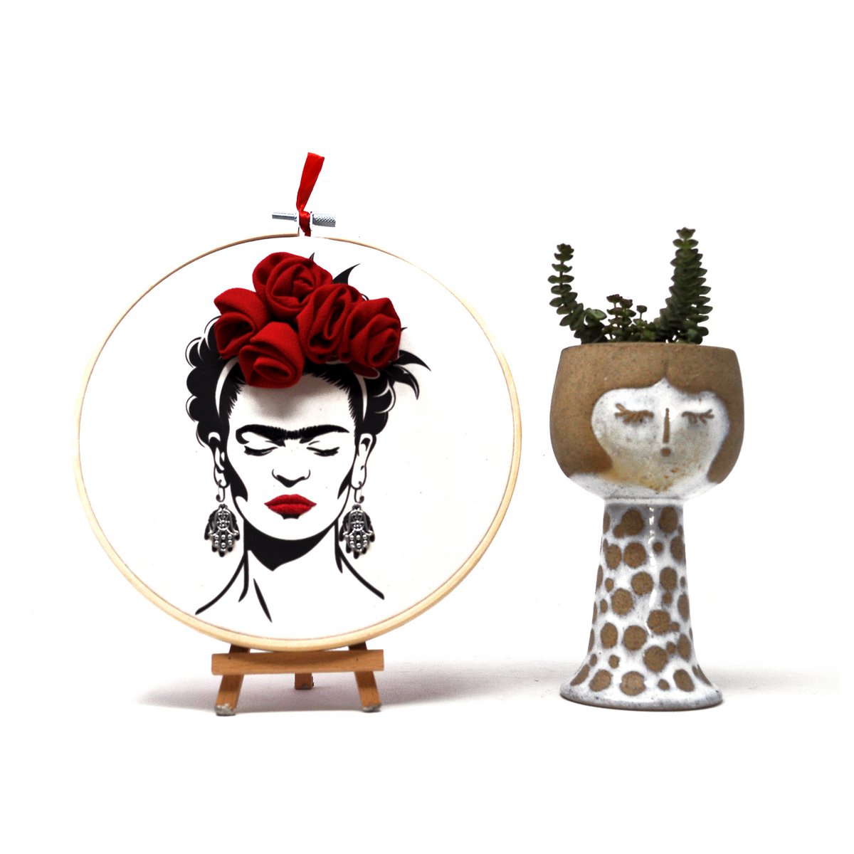 Håndlavet broderibøjle vægkunst - Frida Kahlo Portræt - Tekstil vægdekoration 20 cm
