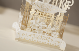 Carte de déménagement 3D avec oiseaux et cage blanche dorée avec panneau de message
