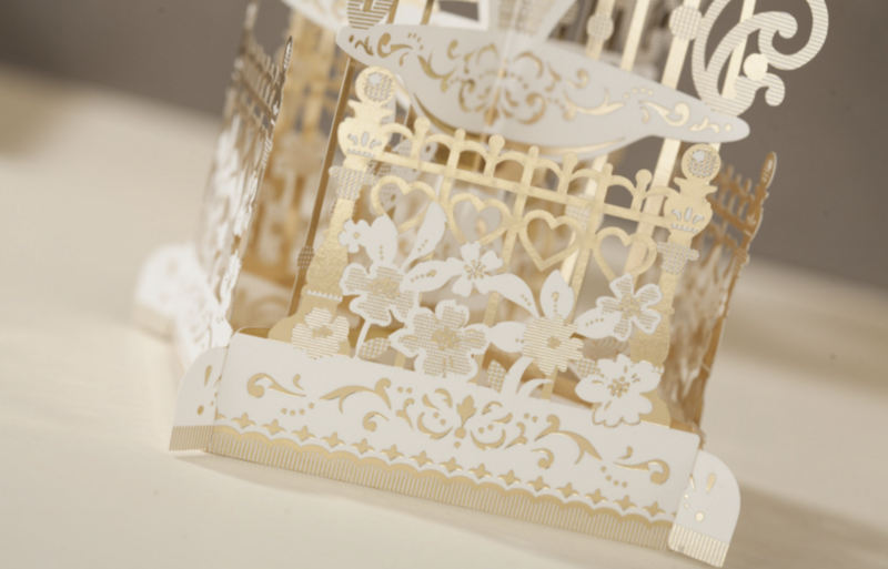 Carte de déménagement 3D avec oiseaux et cage blanche dorée avec panneau de message
