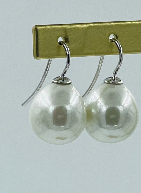 Pearl earrings classic color white
