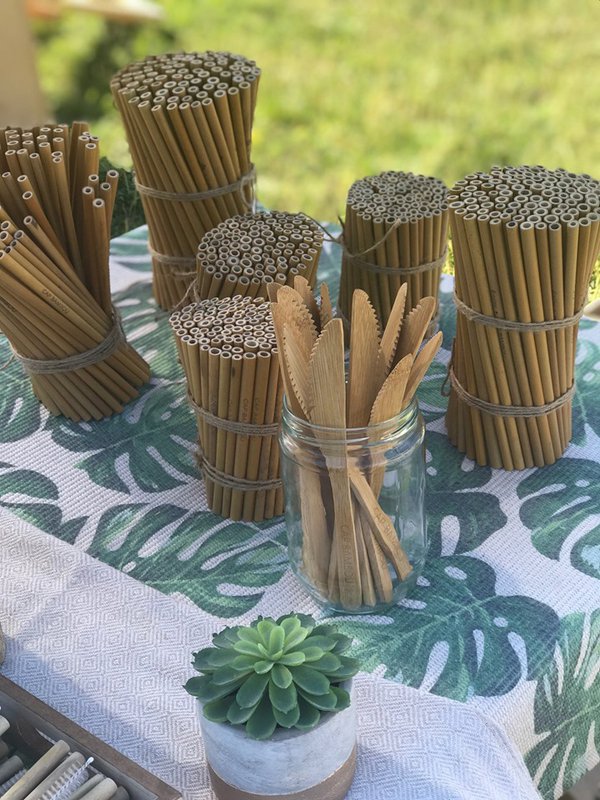 Set mit 50 wiederverwendbaren langen Strohhalmen
