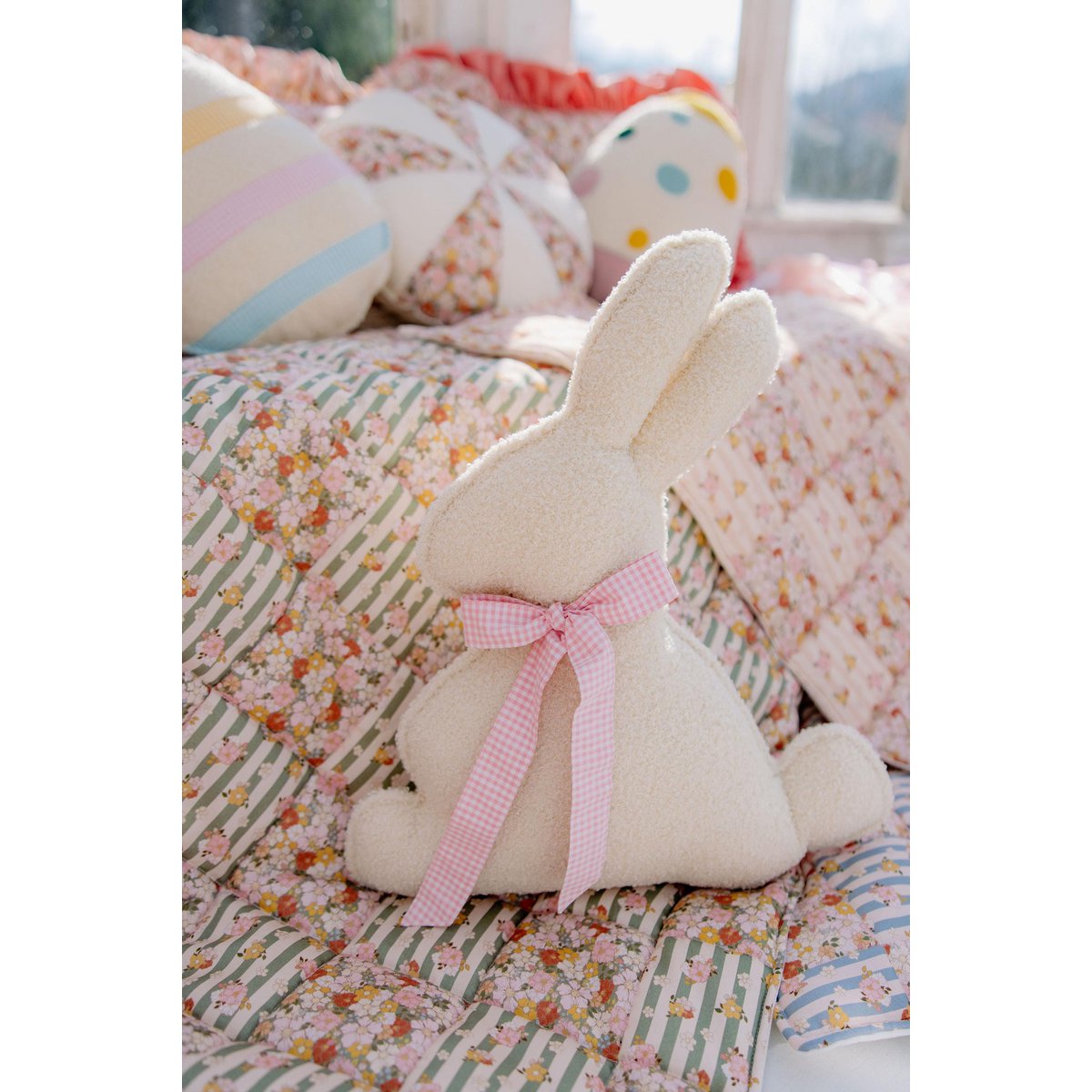 Fluffy Boucle Paashaaskussen "Roze Strik"