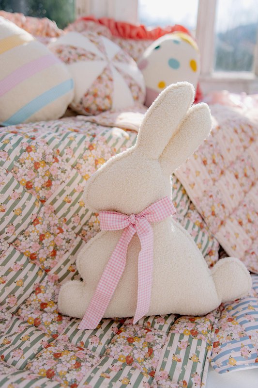 Fluffy Boucle Paashaaskussen "Roze Strik"