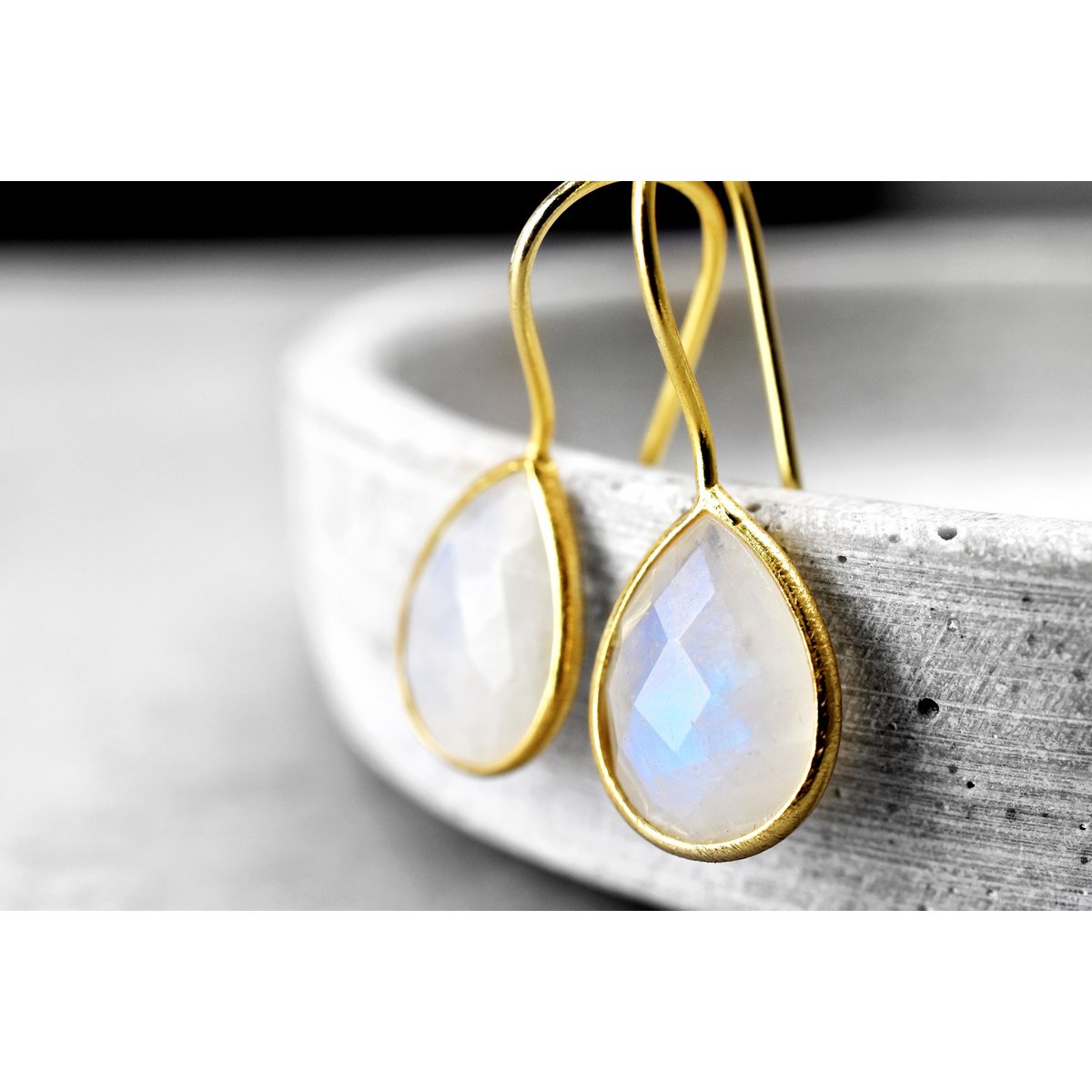 Orecchini con pietra preziosa di pietra di luna - Placcati in oro sterling 925 - OHR925-104