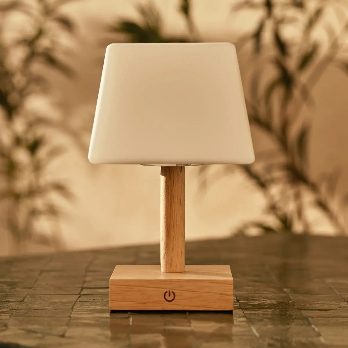 Lampada da tavolo ricaricabile Tommy in legno marrone chiaro