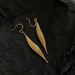 Subtil blændende gyldne blade øreringe