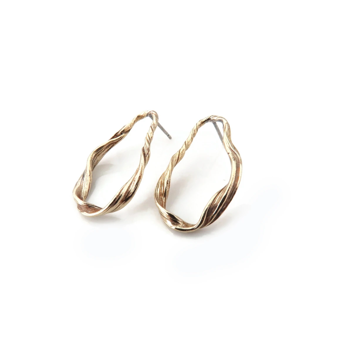 Aretes de bronce orgánico – Diseño escultórico