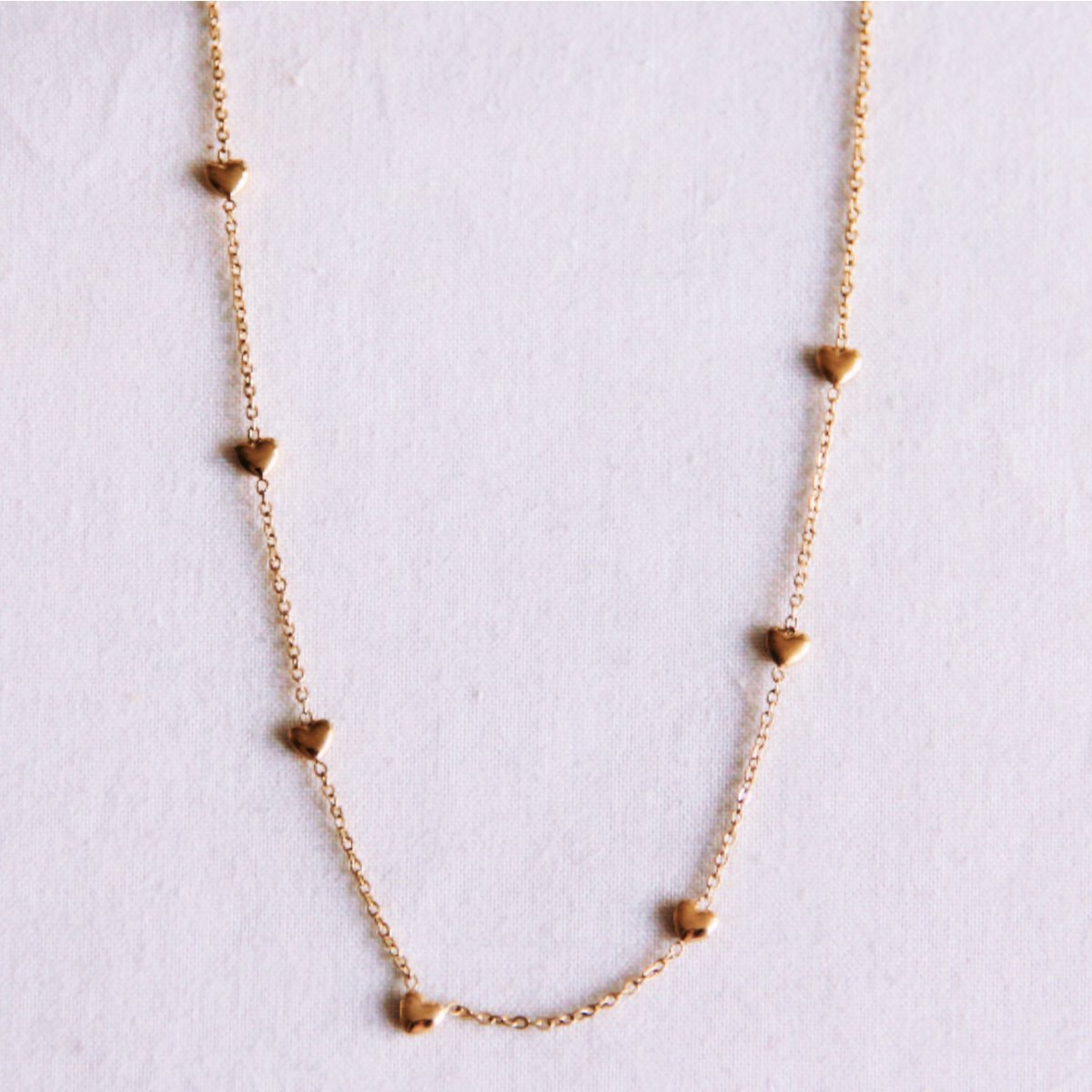 Collier délicat avec coeurs - doré