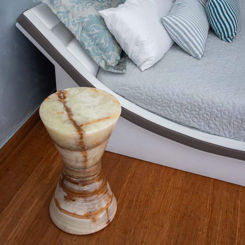 Mesa decorativa contemporánea en ónix blanco