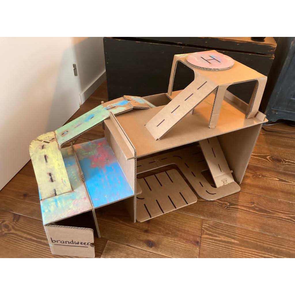 Garage à jouets en carton