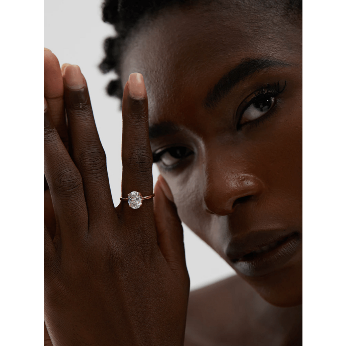 Tabby - Solitaire jubilæums ring i krystalguld