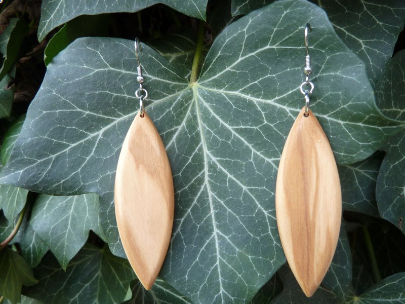 Geometric hanging earrings in leaf shape made of strikingly grained olive wood, very light, matt oiled surface