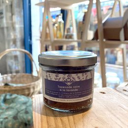 Sort tapenade med økologisk lavendelblomst