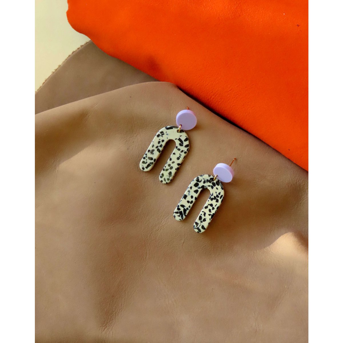 Slim Greige Dots Bows Déclaration Ohrringe