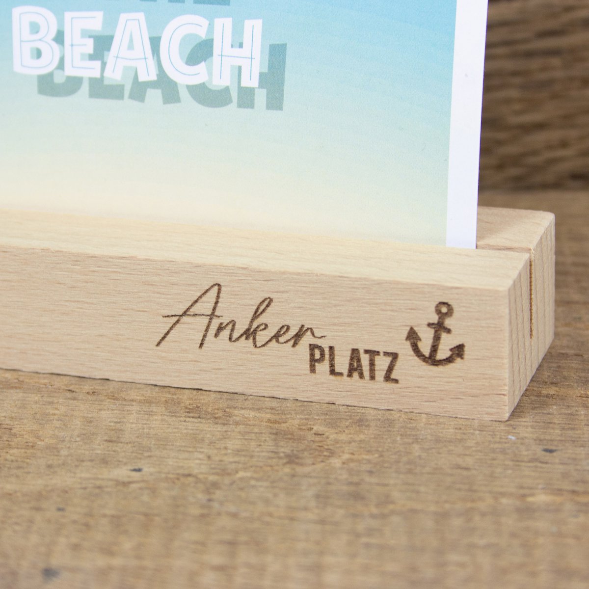 Kartenständer Ankerplatz aus nachhaltigem Buchenholz – Kartenhalter mit Anker Gravur – maritimes Wohnaccessoire