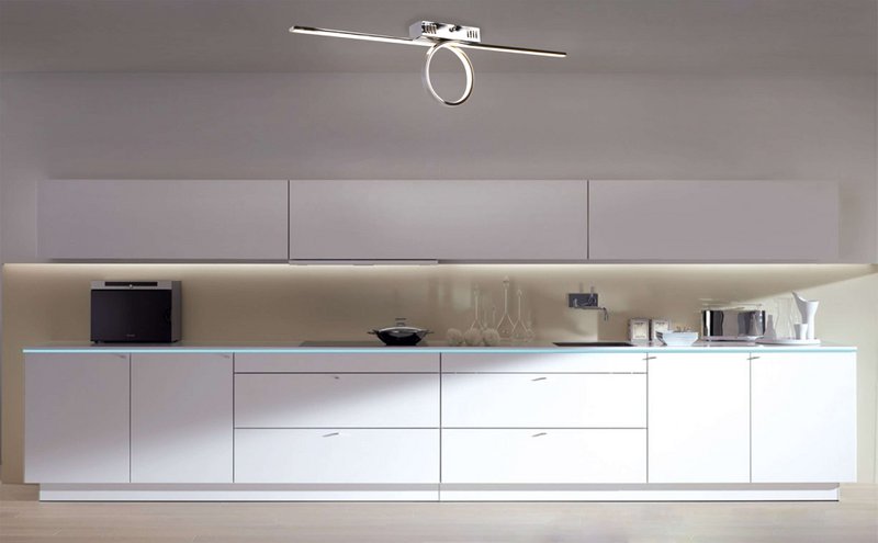 Plafond LED "Boucle" de 75 cm de long, en métal et plastique colorants en chrome