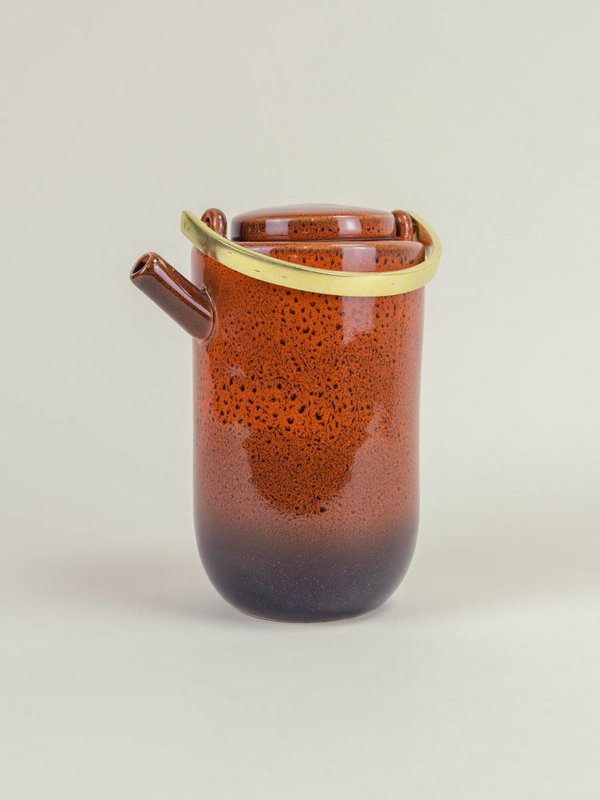 Teiera in laterite di Hoa Bien con manico in ottone grezzo