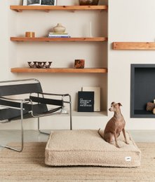 Hundeseng i beige fåreskind, Cuadra