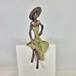 Bronze sculpture "Femme assise avec chapeau" by Soré | different sizes and colors