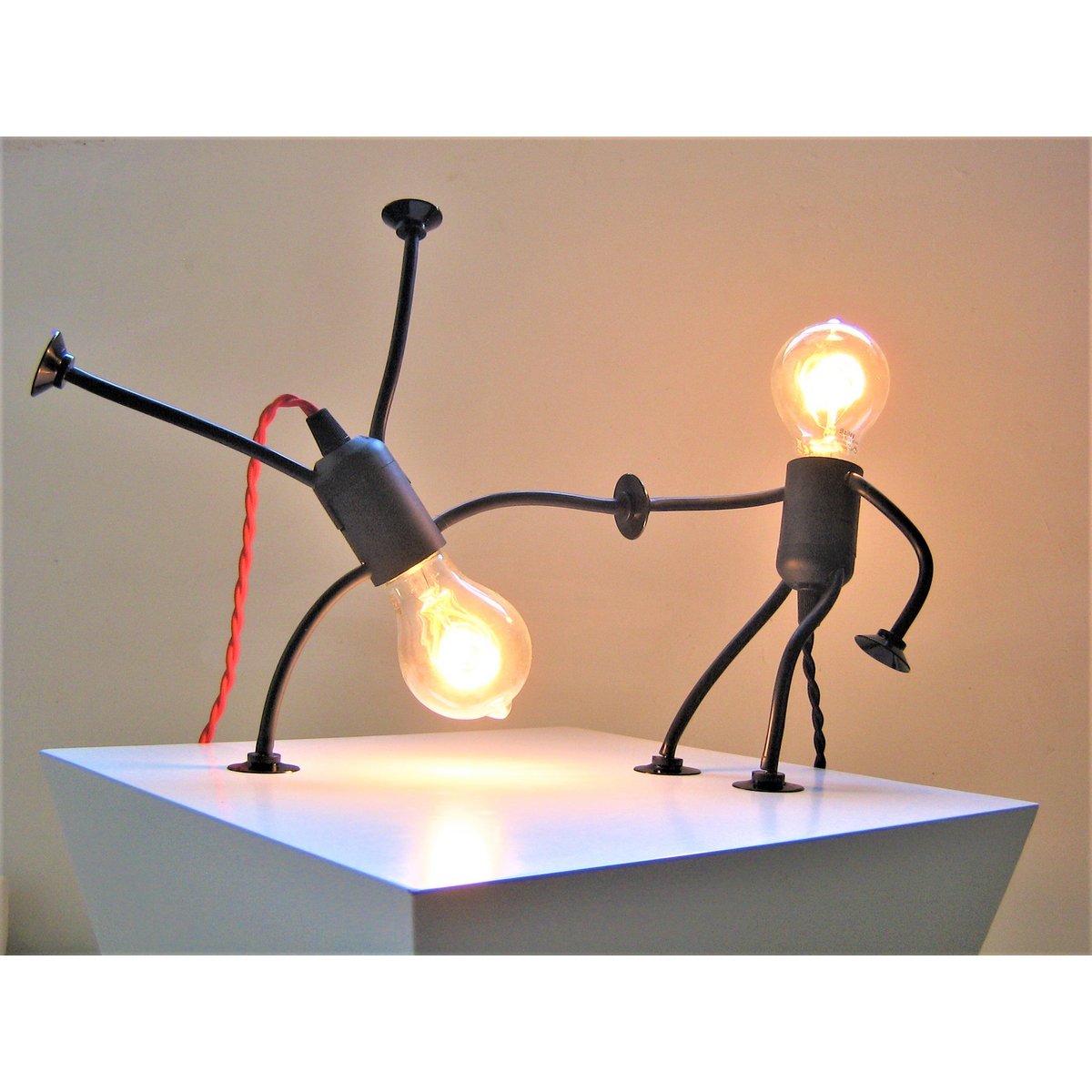 Mr Bright; * Tafellamp * Dutch Design * Zwart gedraaid stofsnoer 1,5 meter * Zwarte design stekker
