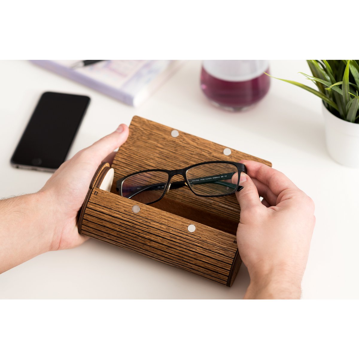 Krea-Wood houten handgemaakte brillenkoker met magneet. Gemaakt door eikenhout, bruine kleur