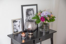 Windlicht Jack (H 21 cm, Ø 19,5 cm), dunkles Kristallglas mit Platinsockel