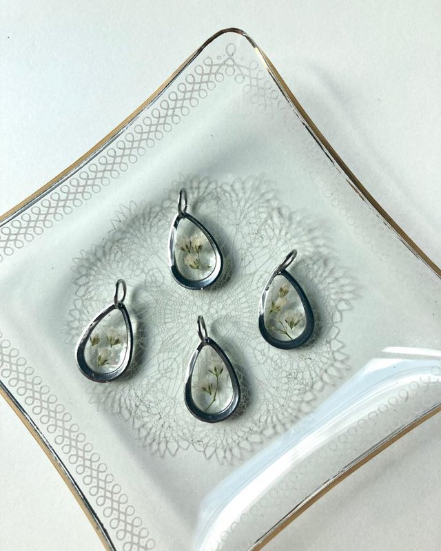 Resin/Stainless Steel Pendant gold/silver with Gypsophila (without necklace)