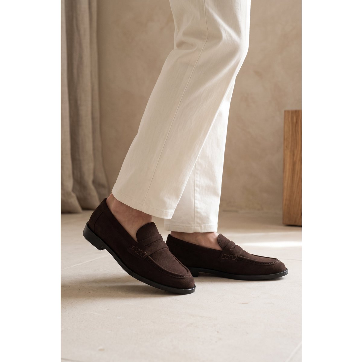 EMILIA CHOCOLATE – Penny Loafers aus Wildleder VORBESTELLUNG