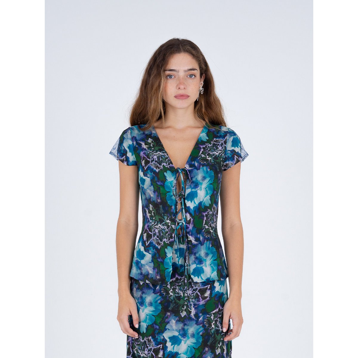 Top de encaje y estampado de flores de loto azul