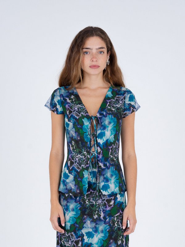 Top de encaje y estampado de flores de loto azul