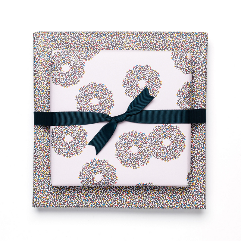 Carta da regalo natalizia sostenibile carta da regalo rosa, marrone rosa "Ghirlande di cioccolato" - carta da regalo fronte-retro realizzata con carta riciclata al 100%