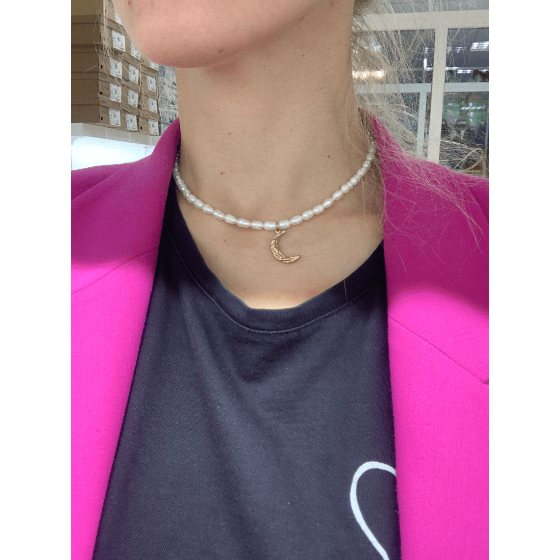 Taletha - Crescent Gold Moon Natural Pearl Charm halskæde