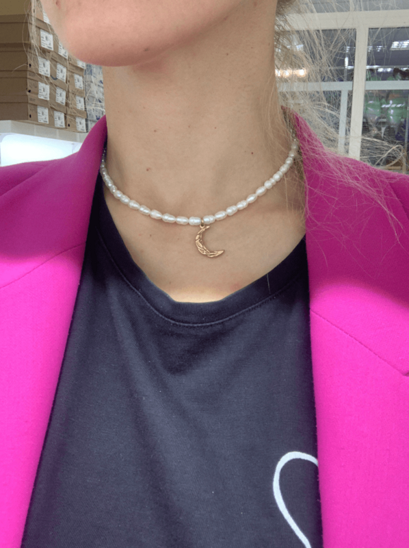 Taletha - Crescent Gold Moon Natural Pearl Charm halskæde