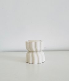 Håndstøbt spiral fyrfadslysholder - jesmonite