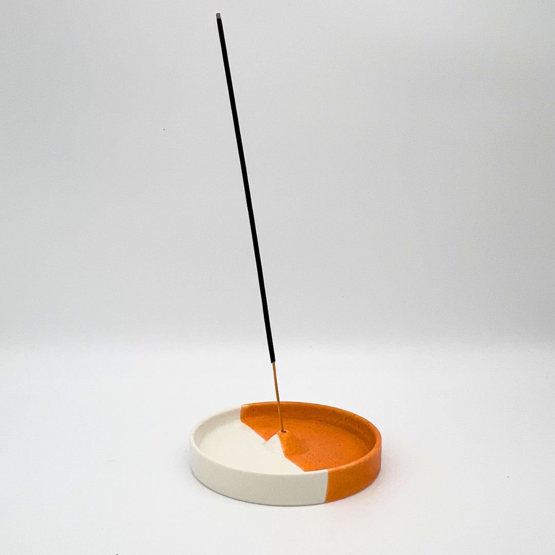 porte encens une journée ensoleillée - porte encens - céramique - rond - orange et blanc